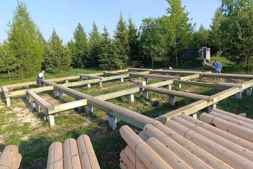Фундамент из забивных железобетонных свай с деревянной обвязкой на объекте в Московской области