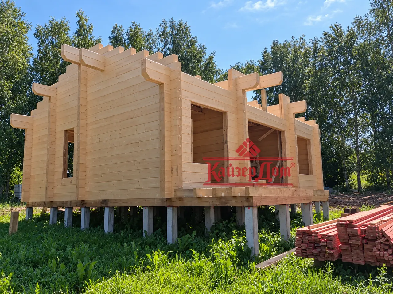 Стены дома из бруса 275 × 202 мм на железобетонных сваях, Ленинградская область