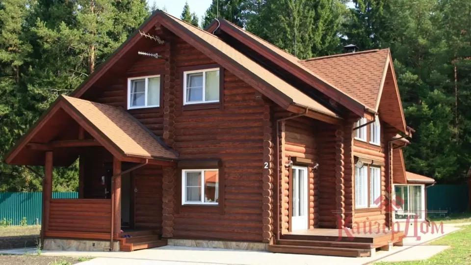 Коттедж из оцилиндрованного бревна с бассейном — 187 м² — фотография 1