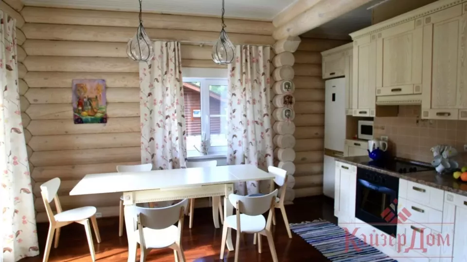 Коттедж из оцилиндрованного бревна с бассейном — 187 м² — фотография 3