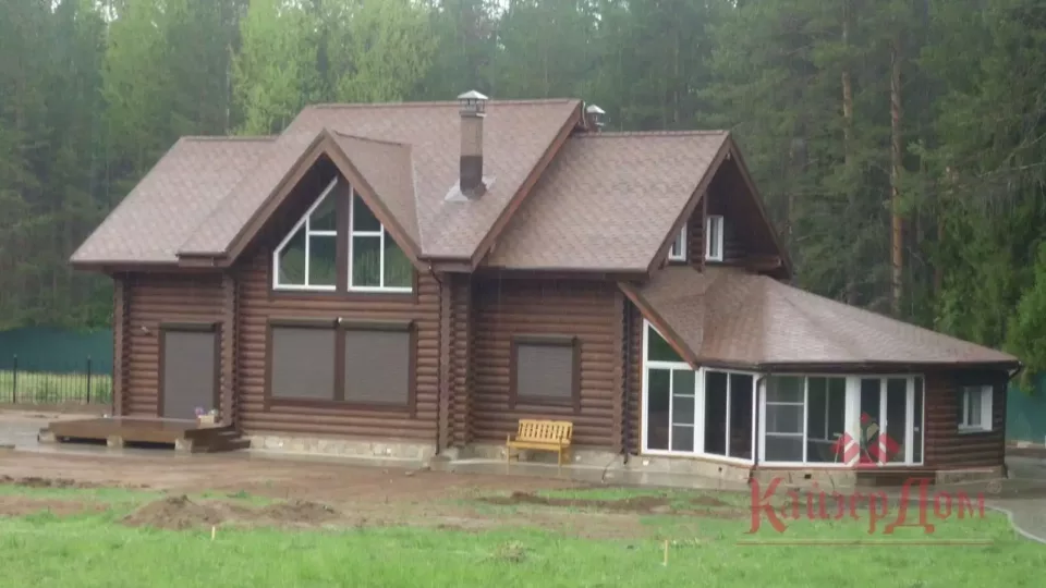 Коттедж из оцилиндрованного бревна с бассейном — 187 м² — фотография 6