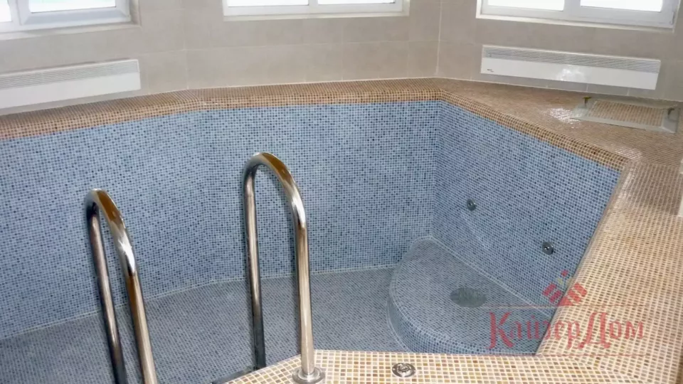 Коттедж из оцилиндрованного бревна с бассейном — 187 м² — фотография 11