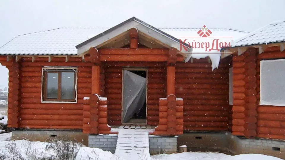 Одноэтажный дом из оцилиндрованного бревна — 86 м² — фотография 3