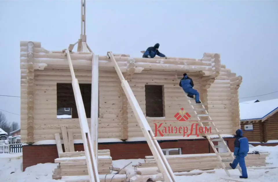 Двухэтажный дом из оцилиндрованного бревна 150 м² в Кирове — фотография 6