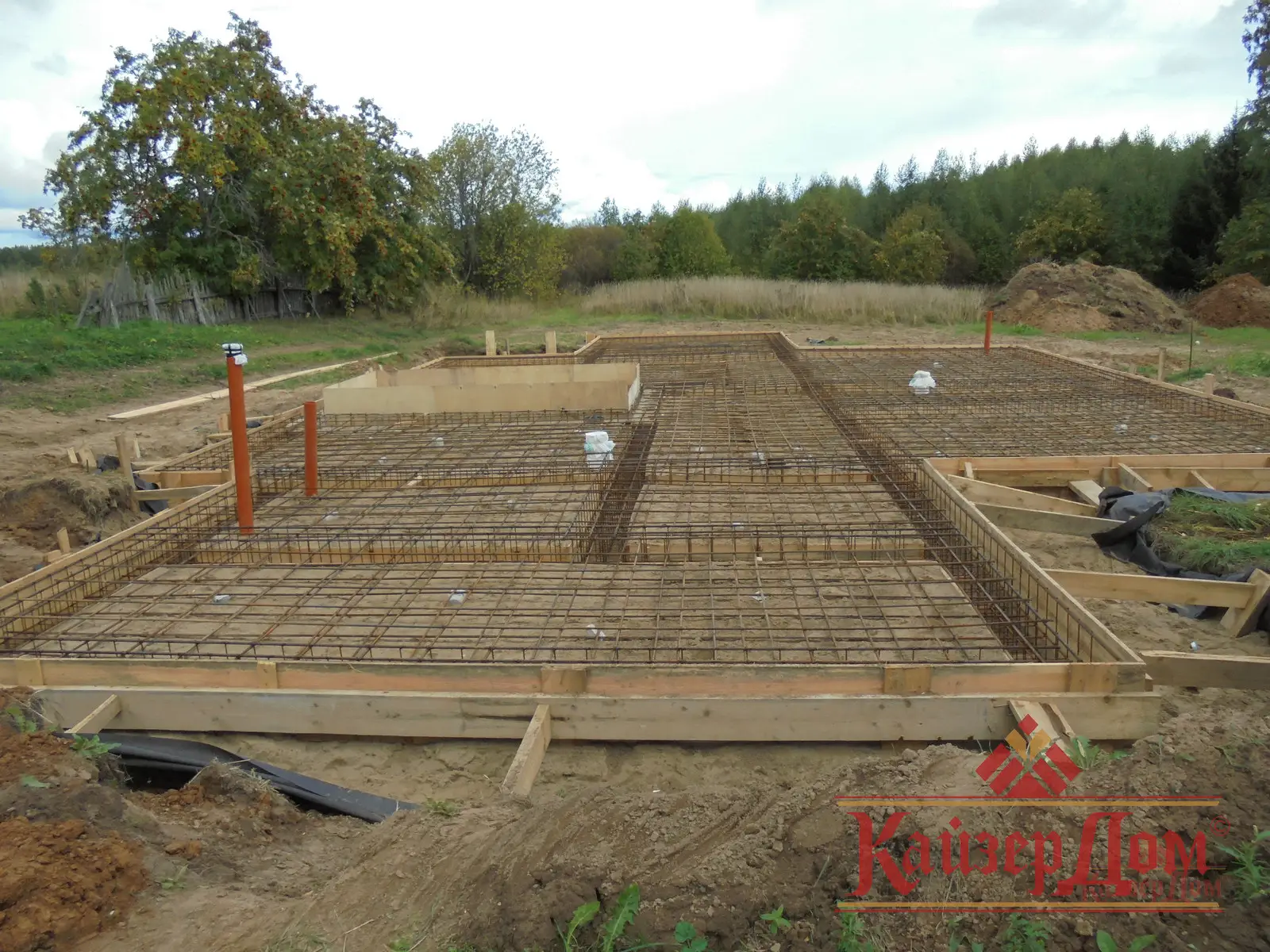 Монтаж фундамента для строительства дома из оцилиндрованного бревна в Клине